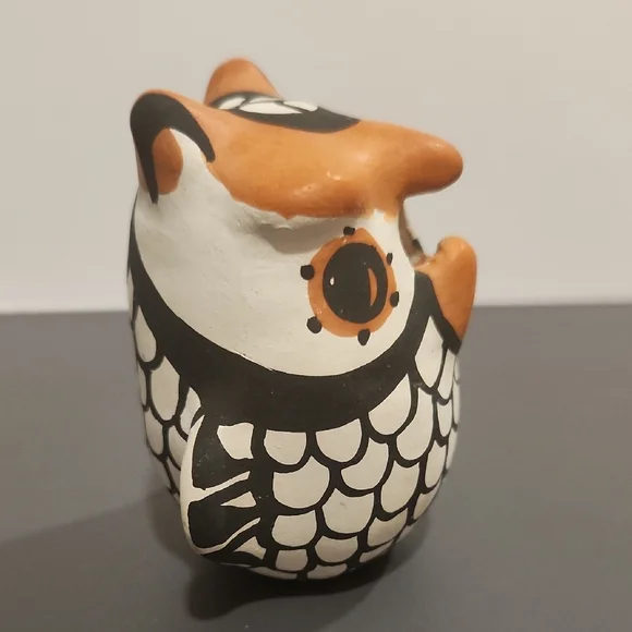 ACOMA POTTERY Handcrafted Ceramic Owl Figurine Signed - Picture 4 of 7